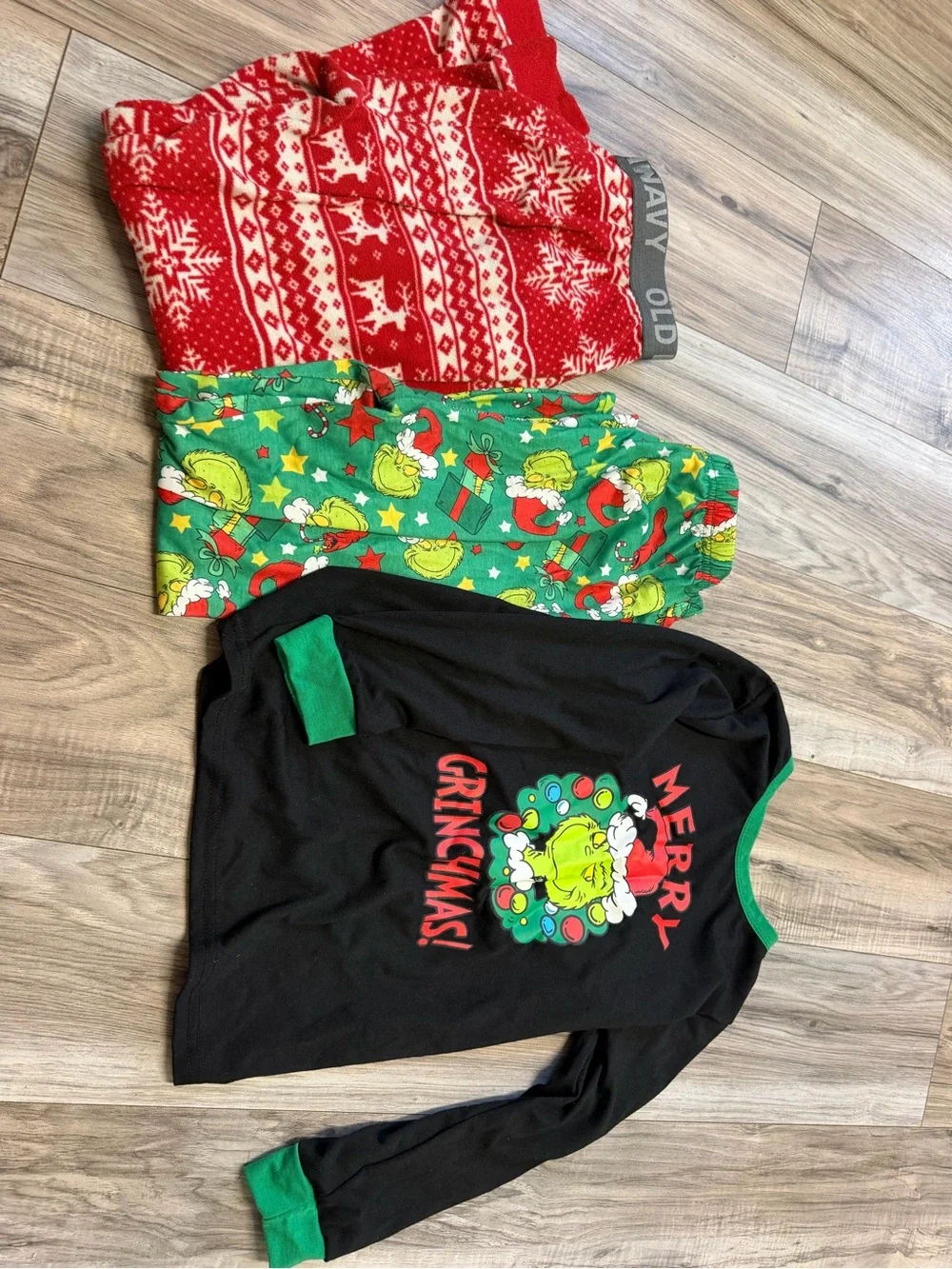 Old Navy Black & Green Grinch Holiday Pajama Set with Red Printed Pants